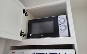 Beautiful Studio - Easy Check-In, Free Parking & Wifi